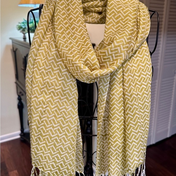2-LIGHTWEIGHT WOMENS SCARVES. TWO SEPARATE PRINTS IN YELLOW & GREEN. - Picture 3 of 10